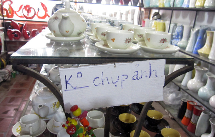 Một số cửa hàng khác thì treo luôn tấm biển này giữa cửa hàng.