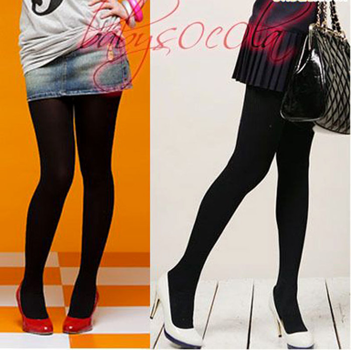 Những chiếc quần tất lót nỉ dày dặn, ấm áp có giá bán trên thị trường khoảng trên 50.000 đồng/chiếc. Những chiếc quần tất lót nỉ dày dặn, ấm áp có giá bán trên thị trường khoảng trên 50.000 đồng/chiếc.