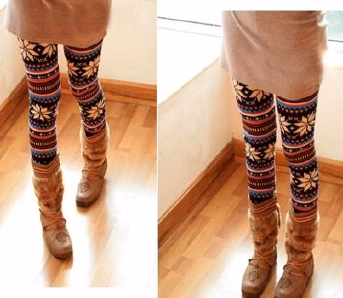 Với chất len mỏng và họa tiết lạ mắt, quần len hươu này thích hợp cho mọi thời tiết, đặc biệt là những lúc tiết trời trở lạnh. Có 03 màu đen trắng, nâu vàng và màu hoa văn thổ cẩm, giá bán là 90.000 đồng/chiếc.