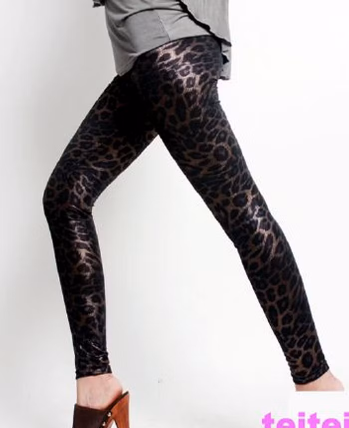 Quần da bóng đốm báo, chất đẹp, bên trong lót nỉ nhẹ. Có nhiều size cho bạn gái lựa chọn, giá 150.000 đồng/chiếc.