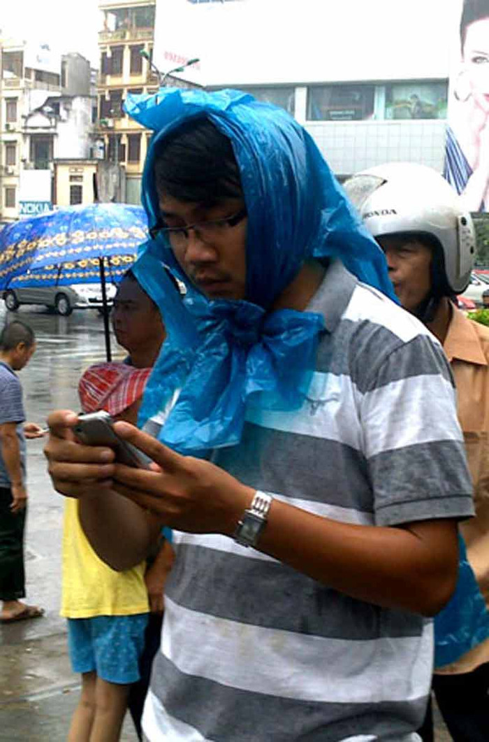 Người đàn ông này kiên trì đội mưa gió đến Pico với mong muốn mua được một mặt hàng khuyến mại (Ảnh: VNE) Người đàn ông này kiên trì đội mưa gió đến Pico với mong muốn mua được một mặt hàng khuyến mại (Ảnh: VNE)