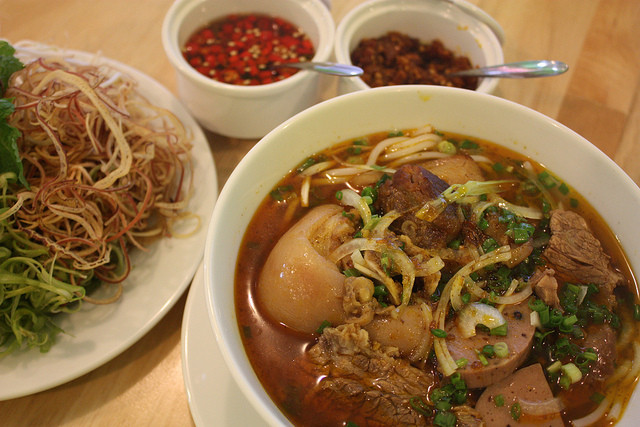 4. Bún bò giò heo: Chỉ cần ngửi thấy mùi thơm của sả, vị ngậy của thịt toát ra từ nồi nước dùng là bạn đã không thể từ chối món bún quyến rũ này rồi…