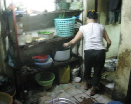 Những nồi canh to được chế nửa nước sôi, nửa nước lã. Những nồi canh to được chế nửa nước sôi, nửa nước lã.