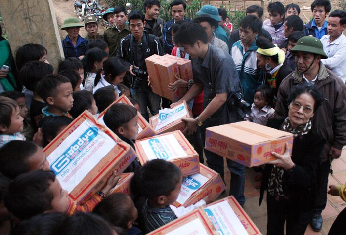 Những món quà của đoàn được trao tận tay Những món quà của đoàn được trao tận tay