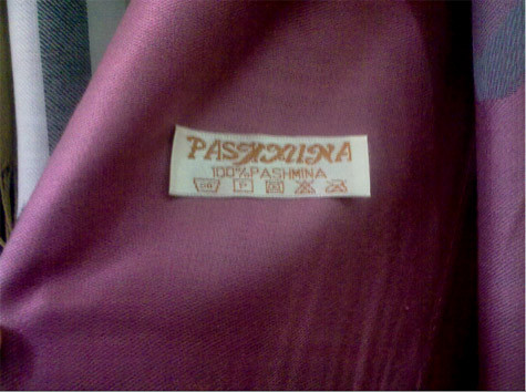 hầu hết khăn và quần áo tại làng Vạn Phúc này đều không có nhãn mác, hoặc nếu có chỉ là một tấm mác ghi nội dung chung chung: 100% Pashmina.
