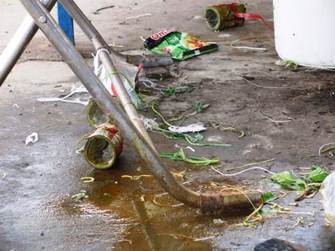 Cảnh nhớp nháp phía dưới bàn đựng đồ ăn, ruồi bu đen kịt không còn là chuyện hiếm thấy ở các quán cơm bình dân.