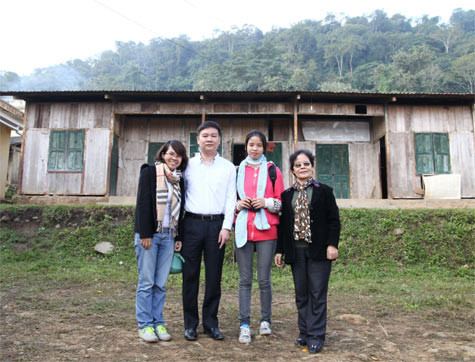 Đoàn Thị Thương, sinh viên năm nhất trường Khoa học Tự nhiên (áo đỏ): Cuối cùng thì tôi đã quyết định đi chuyến thiện nguyện Kim Bon - Đơn giản chỉ vì muốn tìm lại hướng đi cho mình chứ không phải vì mục đích lớn lao là làm điều thiện như báo Giáo Dục Việt Nam đã đặt ra. Đoàn Thị Thương, sinh viên năm nhất trường Khoa học Tự nhiên (áo đỏ): Cuối cùng thì tôi đã quyết định đi chuyến thiện nguyện Kim Bon - Đơn giản chỉ vì muốn tìm lại hướng đi cho mình chứ không phải vì mục đích lớn lao là làm điều thiện như báo Giáo Dục Việt Nam đã đặt ra.