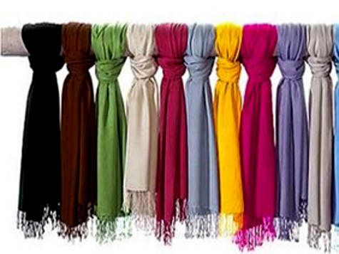 Để thể hiện tình cảm với bố mẹ người yêu, bạn có thể chọn khăn len với nhiều mẫu mã và giá cả đa dạng.