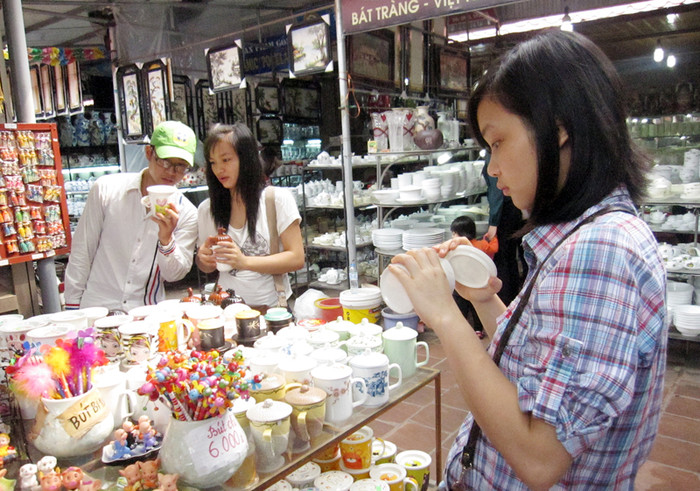 Kể cả người lớn, đặc biệt là các bạn trẻ cũng không thể không bị hấp dẫn bởi các sản phẩm Trung Quốc.