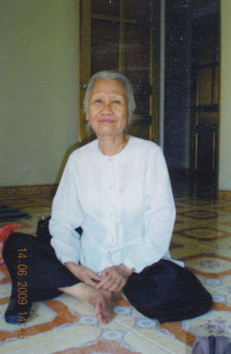 Bà Chi vẫn từng ngày rong ruổi tới các vùng sâu, vùng xa hết lòng giúp đỡ những người lang thang cơ nhỡ, không nơi nương tựa.