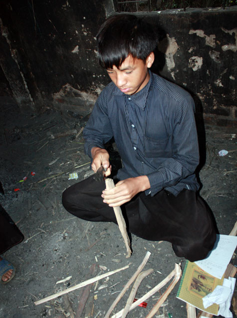 Thờ A Chang, 17 tuổi, đang học lớp 9, đã có vợ được hơn 1 năm. Thờ A Chang, 17 tuổi, đang học lớp 9, đã có vợ được hơn 1 năm.