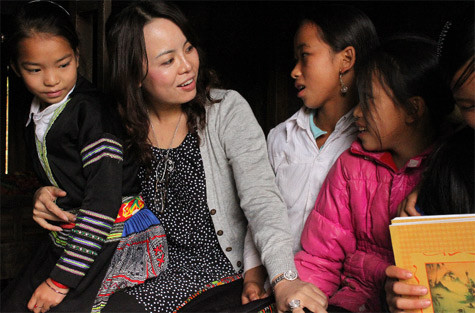 Chị Phạm Thái Hà - TGĐ Hệ thống lập trình viên Quốc tế Bachkhoa-Aptech chuyện trò với các học sinh trường THCS dân tộc nội trú Suối Giàng. Chị Phạm Thái Hà - TGĐ Hệ thống lập trình viên Quốc tế Bachkhoa-Aptech chuyện trò với các học sinh trường THCS dân tộc nội trú Suối Giàng.