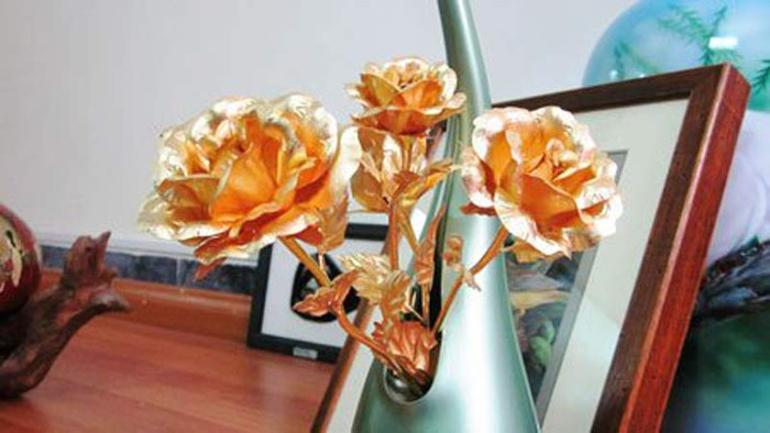 Được làm bằng vàng nhưng giá sản phẩm này không quá đắt, tùy kích cỡ, giá mỗi bông sẽ dao động trong khoảng từ 1 triệu đến 2 triệu đồng. Đại diện của Công ty Thịnh Đạt nhận định, với mức giá này, hoa hồng bằng vàng không chỉ là quà tặng của giới nhà giàu. Được làm bằng vàng nhưng giá sản phẩm này không quá đắt, tùy kích cỡ, giá mỗi bông sẽ dao động trong khoảng từ 1 triệu đến 2 triệu đồng. Đại diện của Công ty Thịnh Đạt nhận định, với mức giá này, hoa hồng bằng vàng không chỉ là quà tặng của giới nhà giàu.