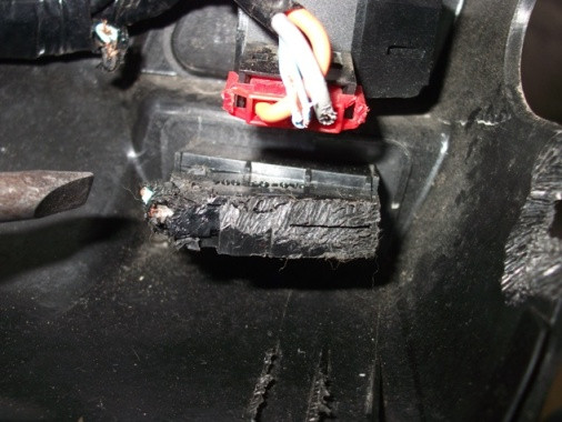 Chuột cắn nham nhở các thiết bị trong xe của chị Diễm. Chuột cắn nham nhở các thiết bị trong xe của chị Diễm.