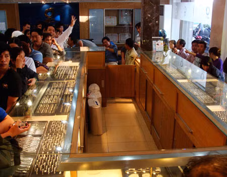 Người dân ùn ùn kéo đến mua vàng tại Công ty SJC TP HCM sáng nay sau khi giá vàng của thương hiệu này giảm cả triệu đồng và về sát với thế giới.