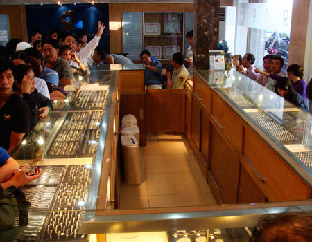 Người dân ùn ùn kéo đến mua vàng tại Công ty SJC TP HCM sáng nay sau khi giá vàng của thương hiệu này giảm cả triệu đồng và về sát với thế giới. Người dân ùn ùn kéo đến mua vàng tại Công ty SJC TP HCM sáng nay sau khi giá vàng của thương hiệu này giảm cả triệu đồng và về sát với thế giới.