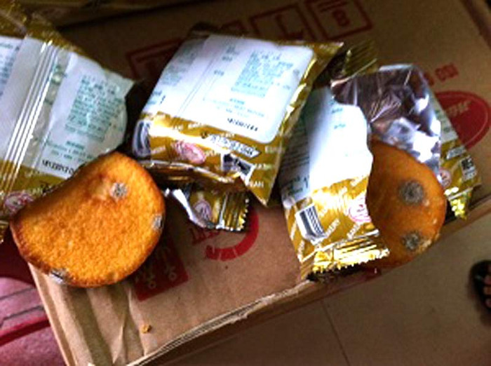 2. Bánh Custard Calee nổi đầy nấm mốc. Còn hạn sử dụng đến ngày 16/12/2012 nhưng khi bóc hộp bánh trứng Custard Calee ra ăn, chị Lan Hương (số nhà 20 ngách 64/65 Nguyễn Lương Bằng) suýt nôn ọe vì bánh bị mốc và bốc mùi chua nồng nặc. 2. Bánh Custard Calee nổi đầy nấm mốc. Còn hạn sử dụng đến ngày 16/12/2012 nhưng khi bóc hộp bánh trứng Custard Calee ra ăn, chị Lan Hương (số nhà 20 ngách 64/65 Nguyễn Lương Bằng) suýt nôn ọe vì bánh bị mốc và bốc mùi chua nồng nặc.