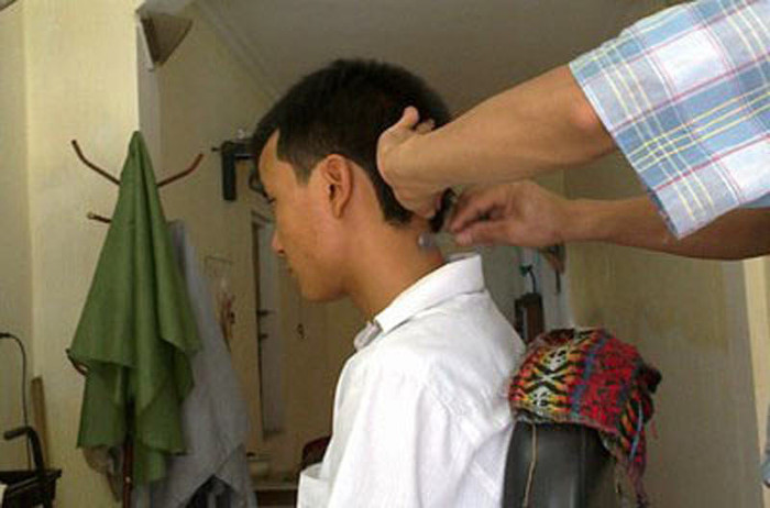 Tuy nhiên, tác hại của công nghệ “cạo – ngoáy” này lại ít ai lưu tâm. Anh Bình (Xuân Thủy – Cầu Giấy) lắc đầu nói: “Sau khi đi cắt tóc rồi lấy ráy tai được gần 1 tuần thì tự nhiên thấy tai bị ngứa, rát rất khó chịu. Ban đầu tôi cũng chỉ nghĩ đơn giản là viêm tai do tiếp xúc với nước nhưng càng ngày càng thấy biến chứng nặng hơn. Vội vàng vào bệnh viện Tai – Mũi – Họng TW khám thì mới biết tôi bị nhiễm nấm tai”.