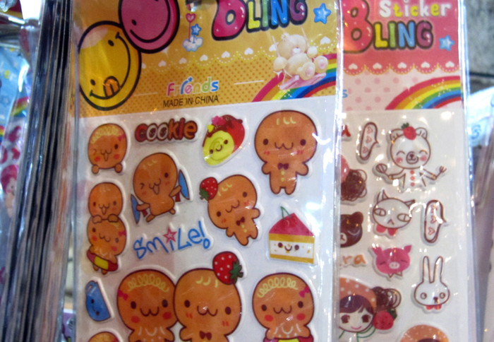 Từ những hàng rẻ tiền dành cho tuổi mới lớn... Từ những hàng rẻ tiền dành cho tuổi mới lớn...