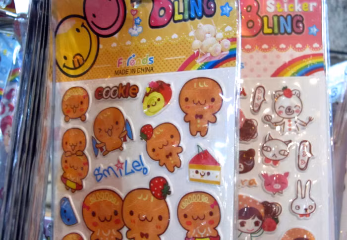 Từ những hàng rẻ tiền dành cho tuổi mới lớn... Từ những hàng rẻ tiền dành cho tuổi mới lớn...