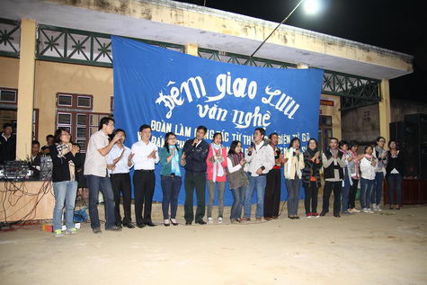 "Mình giữ cả cái kỉ niệm lần đầu tiên (và không biết còn lần nào nữa không) được cầm mic hát Cô gái Sầm Nưa xinh đẹp để mọi người múa Lâm vông,.." "Mình giữ cả cái kỉ niệm lần đầu tiên (và không biết còn lần nào nữa không) được cầm mic hát Cô gái Sầm Nưa xinh đẹp để mọi người múa Lâm vông,.."