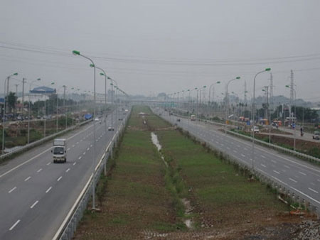 3 Dịch vụ bắc thang gỗ leo qua… Đại lộ Thăng Long Lạc đường vì không tìm thấy lối rẽ, phải thuê 40.000 đồng để khênh xe qua hàng rào để về nhà... là nghịch cảnh đang xảy ra tại đại lộ Thăng Long. Ảnh: Theo chỉ dẫn, các phương tiện phải di chuyển khoảng 10 km trên đại lộ dài nhất Việt Nam này mới có đường rẽ ngược lại. 3 Dịch vụ bắc thang gỗ leo qua… Đại lộ Thăng Long Lạc đường vì không tìm thấy lối rẽ, phải thuê 40.000 đồng để khênh xe qua hàng rào để về nhà... là nghịch cảnh đang xảy ra tại đại lộ Thăng Long. Ảnh: Theo chỉ dẫn, các phương tiện phải di chuyển khoảng 10 km trên đại lộ dài nhất Việt Nam này mới có đường rẽ ngược lại.