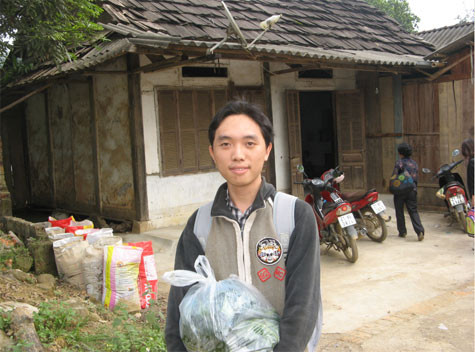 Đặng Anh Huy, Sinh viên năm 4, Trường Kỹ thuật Quân sự:"Tim tôi nhói đau khi chứng kiến bữa cơm của học trò nghèo Yên Bái." (Ảnh: Xuân Trung)