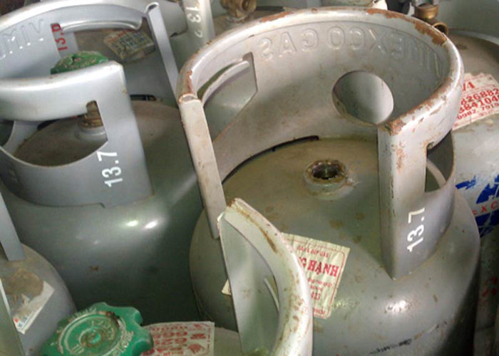 4. Trên tay xách của mỗi bình gas, tùy công ty, có ghi trọng lượng vỏ bình từ 12,5kg-13,5kg. Đối với loại bình gas phổ biến 12kg, tổng trọng lượng cả vỏ bình và gas bên trong sẽ là 24,5kg-25,5 kg. Do vậy, khi mua gas người tiêu dùng yêu cầu nhân viên đưa gas cân bình gas, lấy tổng trọng lượng bình gas trừ đi trọng lượng vỏ ghi ở tay xách sẽ biết số gas có trong bình. 4. Trên tay xách của mỗi bình gas, tùy công ty, có ghi trọng lượng vỏ bình từ 12,5kg-13,5kg. Đối với loại bình gas phổ biến 12kg, tổng trọng lượng cả vỏ bình và gas bên trong sẽ là 24,5kg-25,5 kg. Do vậy, khi mua gas người tiêu dùng yêu cầu nhân viên đưa gas cân bình gas, lấy tổng trọng lượng bình gas trừ đi trọng lượng vỏ ghi ở tay xách sẽ biết số gas có trong bình.