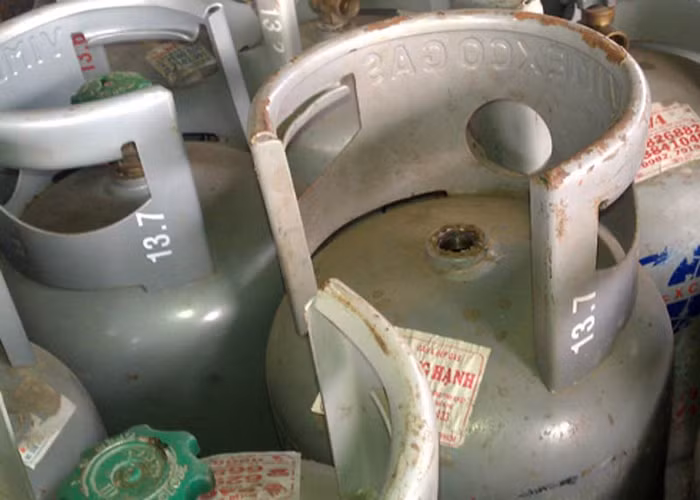 4. Trên tay xách của mỗi bình gas, tùy công ty, có ghi trọng lượng vỏ bình từ 12,5kg-13,5kg. Đối với loại bình gas phổ biến 12kg, tổng trọng lượng cả vỏ bình và gas bên trong sẽ là 24,5kg-25,5 kg. Do vậy, khi mua gas người tiêu dùng yêu cầu nhân viên đưa gas cân bình gas, lấy tổng trọng lượng bình gas trừ đi trọng lượng vỏ ghi ở tay xách sẽ biết số gas có trong bình.