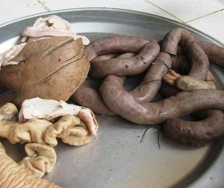 Một người trong nghề chuyên cất lòng lợn mang bán ra các chợ nội thành HN tiết lộ, họ thường lấy hàng bao tải lòng lợn ở các lò mổ mang “đổ” về các chợ... Một người trong nghề chuyên cất lòng lợn mang bán ra các chợ nội thành HN tiết lộ, họ thường lấy hàng bao tải lòng lợn ở các lò mổ mang “đổ” về các chợ...