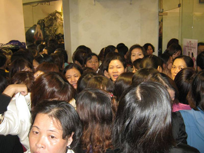 Bớt được vài trăm nghìn đồng có đáng để các quý bà, quý cô chen lấn như thế này không?! Bớt được vài trăm nghìn đồng có đáng để các quý bà, quý cô chen lấn như thế này không?!