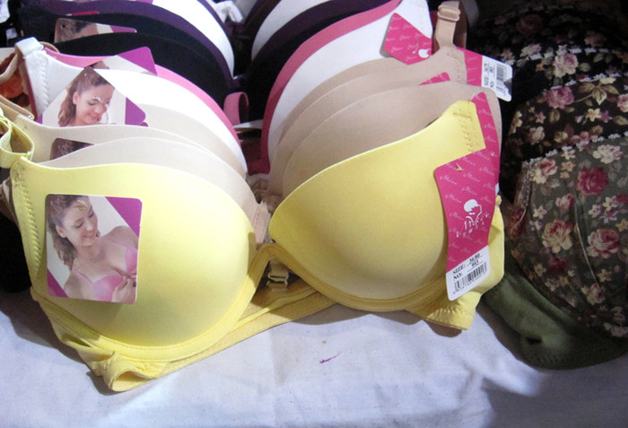 Tuy nhiên, có một số sản phẩm không ghi nguồn gốc xuất xứ. Để biết sản phẩm có nguồn gốc từ đâu, chỉ cần xem mã vạch trên sản phẩm là có thể phát hiện được. Mã của Trung Quốc là 690 đến 695 ở đầu, còn Việt Nam là 893. Tuy nhiên, có một số sản phẩm không ghi nguồn gốc xuất xứ. Để biết sản phẩm có nguồn gốc từ đâu, chỉ cần xem mã vạch trên sản phẩm là có thể phát hiện được. Mã của Trung Quốc là 690 đến 695 ở đầu, còn Việt Nam là 893.