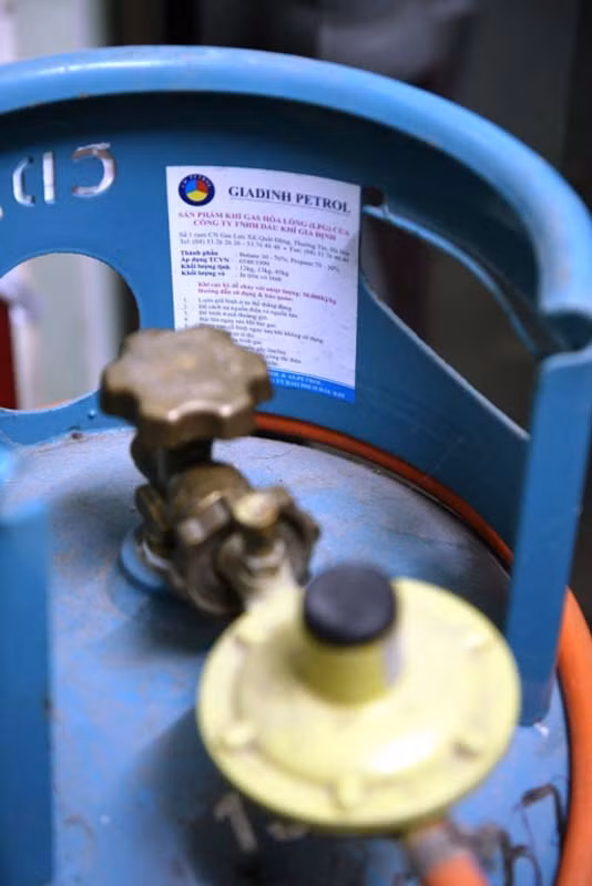 Để ngăn chặn nguy cơ này, người dân cần khóa van đầu bình gas sau khi đun nấu. Vì có nhiều trường hợp không khóa van gas, sau một đêm ngủ dậy chuột cắn hở dây dẫn gas khiến một lượng gas thoát ra ngoài, nếu không nhận biết được, một tác động nhỏ có đánh điện (như bật công tắc điện, bật quạt, bật đèn pin, thậm chí chỉ có một cuộc điện thoại di động gọi tới khi đang đứng ở vùng có gas) đều có thể gây cháy nhanh và nổ.