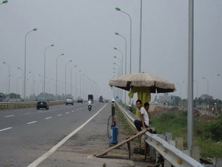 Dịch vụ này có điểm chuyên nghiệp hơn, được "trang bị" thang gỗ cho xe leo qua. Dịch vụ này có điểm chuyên nghiệp hơn, được "trang bị" thang gỗ cho xe leo qua.