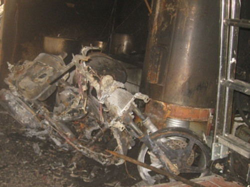 Có mặt tại hiện trường vụ cháy sáng 14/5, PV nhận thấy toàn bộ độ đạc ở khu bếp và cả 3 tầng của nhà ông Tuấn đã bị lửa thiêu rụi. Vô tuyến, tủ lạnh, điều hóa nhiệt độ, bàn ghế… tất cả chỉ còn là đống tro. Cạnh vị trí để dàn bếp gas là “xác” một chiếc xe máy, mà phía gia đình ông Tuấn cho biết đó là chiếc xe SH. Có mặt tại hiện trường vụ cháy sáng 14/5, PV nhận thấy toàn bộ độ đạc ở khu bếp và cả 3 tầng của nhà ông Tuấn đã bị lửa thiêu rụi. Vô tuyến, tủ lạnh, điều hóa nhiệt độ, bàn ghế… tất cả chỉ còn là đống tro. Cạnh vị trí để dàn bếp gas là “xác” một chiếc xe máy, mà phía gia đình ông Tuấn cho biết đó là chiếc xe SH.