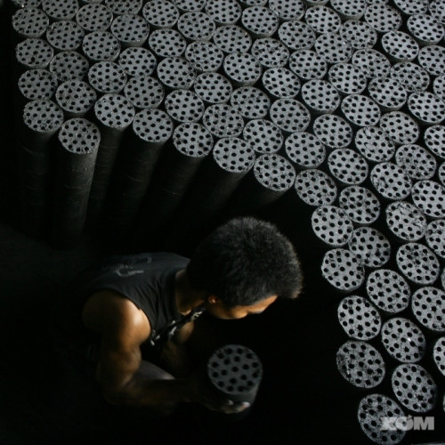 Theo thống kê mới nhất, Hà Nội hiện còn khoảng 30% số hộ có đun than tổ ong. Tỷ lệ này ở nông thôn có thể lên tới 60-70%. Và khi giá điện, giá gas tăng cao, xu hướng những hộ nghèo sử dụng than tổ ong có thể tăng trong thời gian tới. Theo thống kê mới nhất, Hà Nội hiện còn khoảng 30% số hộ có đun than tổ ong. Tỷ lệ này ở nông thôn có thể lên tới 60-70%. Và khi giá điện, giá gas tăng cao, xu hướng những hộ nghèo sử dụng than tổ ong có thể tăng trong thời gian tới.