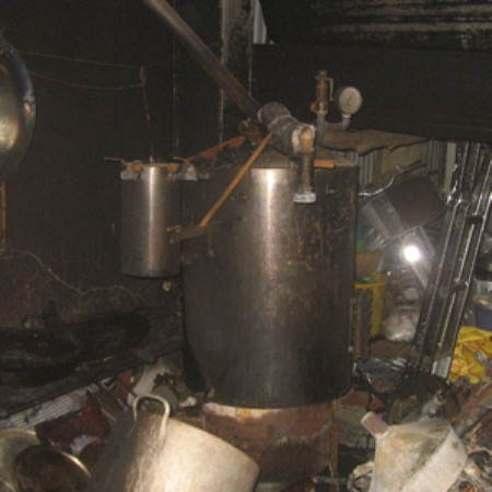 5. Thảm họa từ than tổ ong. Dùng than tổ ong ngay cạnh dàn bến gas đun nguyên liệu chế biến sữa đậu nành khiến toàn bộ đồ đạc ở 3 tầng nhà của ông Nguyễn Anh Tuấn (địa chỉ ngõ Trại Cá, phường Trương Định, quận Hai Bà Trưng), cùng 1 chiếc xe Honda SH cháy… ra tro. 5. Thảm họa từ than tổ ong. Dùng than tổ ong ngay cạnh dàn bến gas đun nguyên liệu chế biến sữa đậu nành khiến toàn bộ đồ đạc ở 3 tầng nhà của ông Nguyễn Anh Tuấn (địa chỉ ngõ Trại Cá, phường Trương Định, quận Hai Bà Trưng), cùng 1 chiếc xe Honda SH cháy… ra tro.