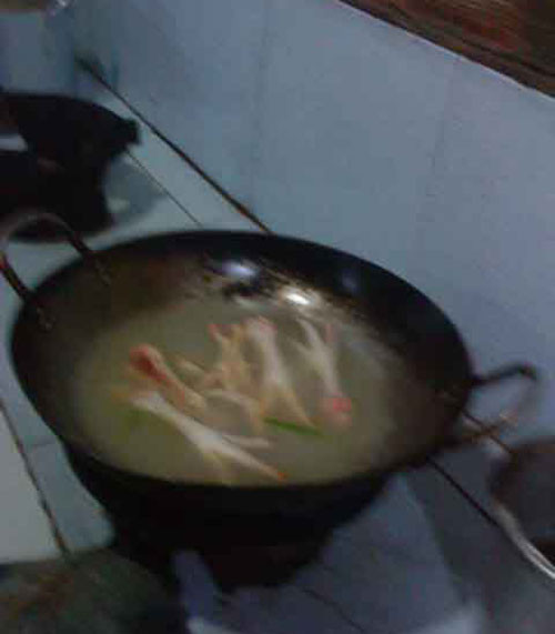 Chân gà được hầm trong một chảo nước dơ để làm lẩu chân gà. Chân gà được hầm trong một chảo nước dơ để làm lẩu chân gà.