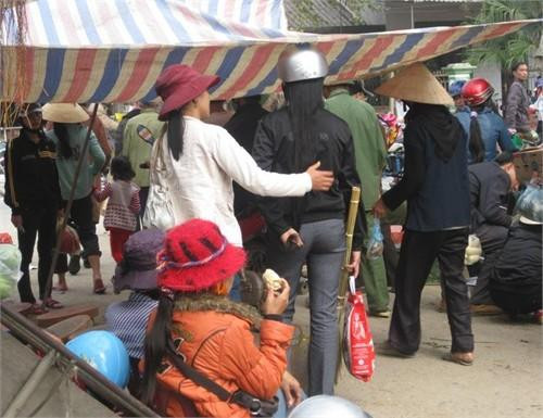 Không riêng gì ở chợ quê mà hiện nay trên khắp các nẻo đường phố thị, đâu đâu chúng ta cũng nghe tiếng rao: “Ai bán tóc dài đi”. Không riêng gì ở chợ quê mà hiện nay trên khắp các nẻo đường phố thị, đâu đâu chúng ta cũng nghe tiếng rao: “Ai bán tóc dài đi”.