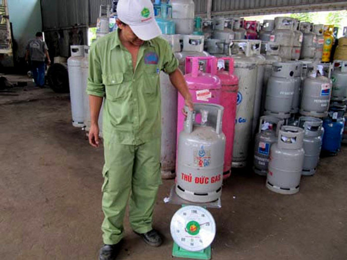 Do đó, một trong những biện pháp phân biệt bình gas thật và bình ga giả là cân trọng lượng của gas. (Cân trọng lượng bình gas thật khoảng 25,5kg còn, bình gas lừa có thể chỉ còn 18,4kg). Do đó, một trong những biện pháp phân biệt bình gas thật và bình ga giả là cân trọng lượng của gas. (Cân trọng lượng bình gas thật khoảng 25,5kg còn, bình gas lừa có thể chỉ còn 18,4kg).
