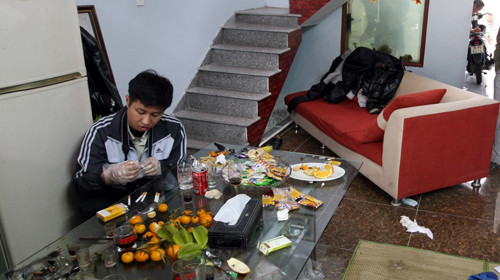 Cơ quan chức năng khám nghiệm hiện trường bên trong ngôi nhà. Cơ quan chức năng khám nghiệm hiện trường bên trong ngôi nhà.