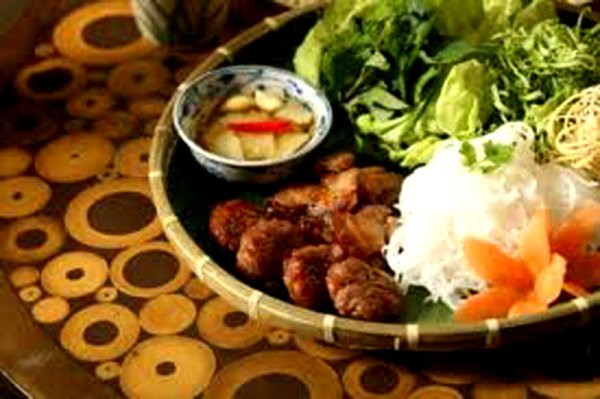 Món bún chả từ lâu đã được người Hà Nội ưa thích. Nó là món ăn vừa túi tiền của cả người giàu lẫn người nghèo. Một mẹt bún chả có chừng 200g bún, vài gắp chả, ít rau sống và nước chấm đủ để thòm thèm.