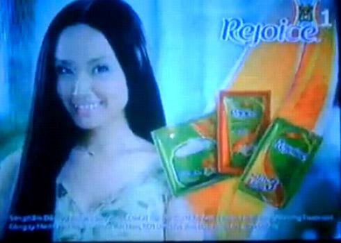 "Từ những phản ứng của dư luận, chúng tôi đã đề nghị doanh nghiệp sửa đổi nội dung clip, chữ "À không" được thay bằng "Dạ không" - bà Đỗ Thị Lan Hương Giám đốc Trung tâm Quảng cáo và dịch vụ truyền hình, Đài truyền hình Việt Nam cho biết. "Từ những phản ứng của dư luận, chúng tôi đã đề nghị doanh nghiệp sửa đổi nội dung clip, chữ "À không" được thay bằng "Dạ không" - bà Đỗ Thị Lan Hương Giám đốc Trung tâm Quảng cáo và dịch vụ truyền hình, Đài truyền hình Việt Nam cho biết.