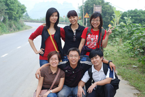 Bạn Trương Hải Nam (phía ngoài cùng bên tay phải) cùng đoàn khảo sát của Công ty Vietravel. Bạn Trương Hải Nam (phía ngoài cùng bên tay phải) cùng đoàn khảo sát của Công ty Vietravel.