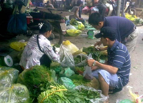Người tiêu dùng Việt đang "nhăn mặt" vì giá rau tăng lên từng ngày. Người tiêu dùng Việt đang "nhăn mặt" vì giá rau tăng lên từng ngày.