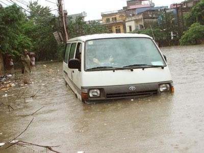 Trước đó,7h30 sáng 1/11, người dân ở đường Lê Trọng Tấn phát hiện một chiếc xe ô tô bị ngập nước, chết máy ở sát bờ sông Lừ. Chiếc xe mang BKS 80B – 1601, trong đó có 2 người đàn ông đã chết. Trước đó,7h30 sáng 1/11, người dân ở đường Lê Trọng Tấn phát hiện một chiếc xe ô tô bị ngập nước, chết máy ở sát bờ sông Lừ. Chiếc xe mang BKS 80B – 1601, trong đó có 2 người đàn ông đã chết.