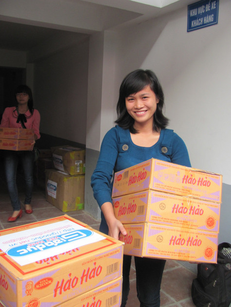 Mì tôm, quần, áo cũ của các nhà hảo tâm đã nhờ báo GDVN chuyển tới các em học sinh Kim Bon được đóng gói chu đáo.