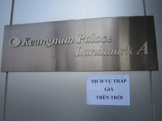 "Không biết họ dựa vào đâu để Chesnut Vina thu phí dịch vụ cao gấp 4 – 5 lần mức giá trần đã được UBND TP Hà Nội quy định đối với khu chung cư như vậy?” – Nhiều người dân sống tại tòa nhà cao nhất Việt Nam đã không ngừng thắc mắc. "Không biết họ dựa vào đâu để Chesnut Vina thu phí dịch vụ cao gấp 4 – 5 lần mức giá trần đã được UBND TP Hà Nội quy định đối với khu chung cư như vậy?” – Nhiều người dân sống tại tòa nhà cao nhất Việt Nam đã không ngừng thắc mắc.