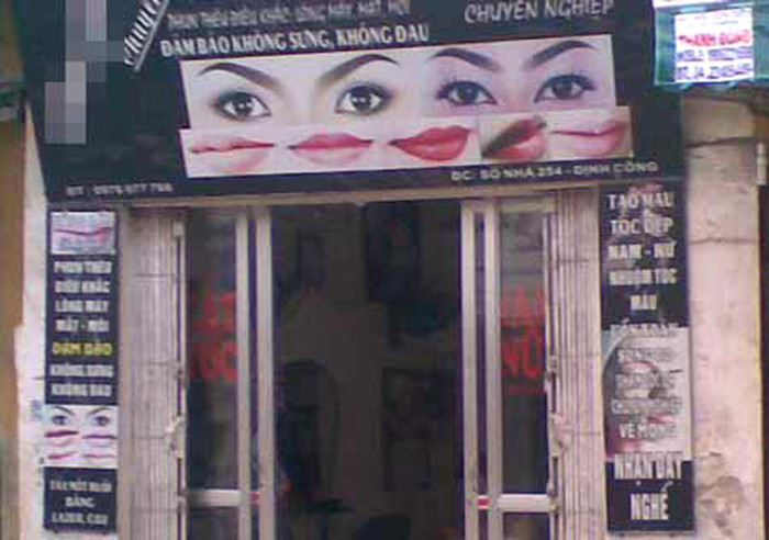 2. Xăm môi, mắt tại quán gội đầu. Mỗi khi có khách đến hỏi xăm, người chủ quán cắt tóc gội đầu lại lôi bộ đồ nghề để trong phong ngủ ra để thao tác và dĩ nhiên là quên luôn công đoạn tẩy trùng dụng cụ. Được biết, giá để xăm một đôi lông mày là 700 nghìn đồng/lần. Nếu chọn mực xăm của châu Âu, giá có thể lên đến hàng triệu đồng.