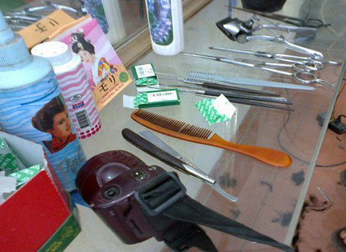 1. Công nghệ "cạo - ngoáy" siêu tốc Chỉ đơn giản với một chiếc gương, chiếc ghế, tông đơ, cái kéo, dao cạo là “phó cạo” có thể xuống phố hành nghề. Thêm bộ ngoáy tai, chiếc đèn pin nhỏ đeo trên đầu, quán đã có thêm dịch vụ phụ “lấy ráy tai” để kiếm thêm. Những tiệm cắt tóc di động này vẫn thường thấy đầy rẫy trên những con phố như Hoàng Hoa Thám, Thái Thịnh, Thanh Nhàn của Hà Nội.